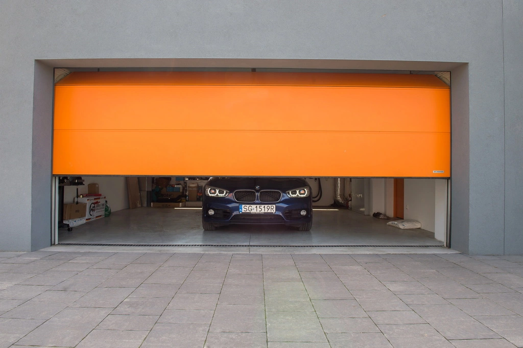 pomarańczowa brama garażowa segmentowa
